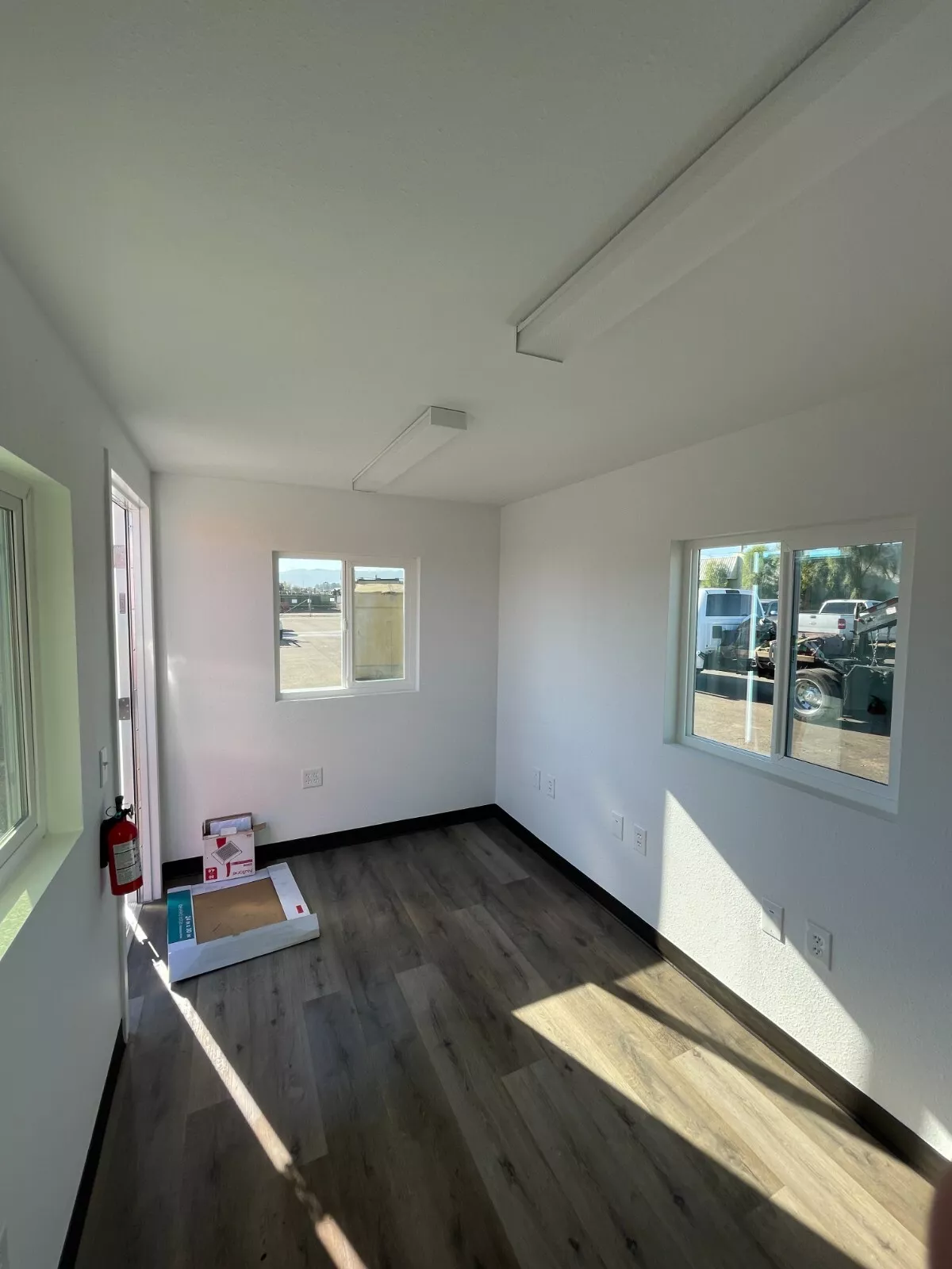 20-foot-office-in-refurbished-shipping-container18.webp