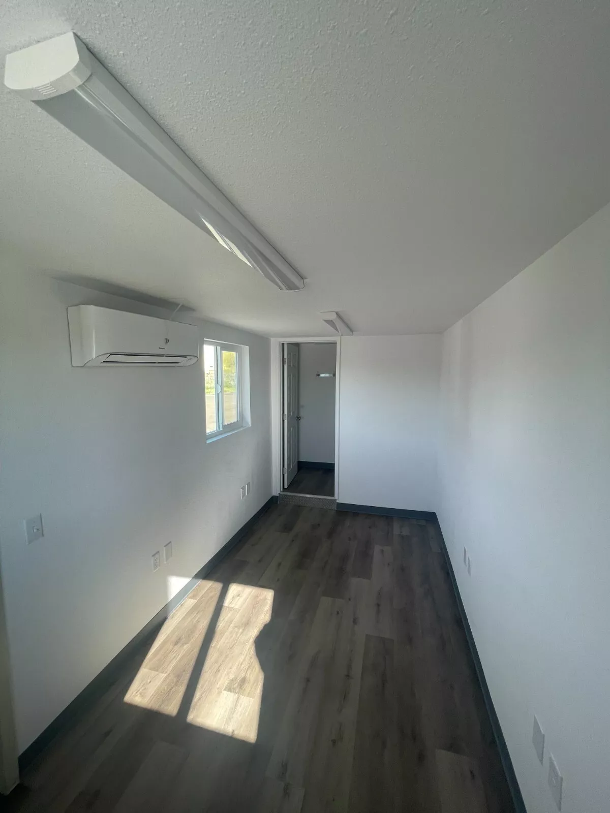 20-foot-office-in-refurbished-shipping-container23.webp