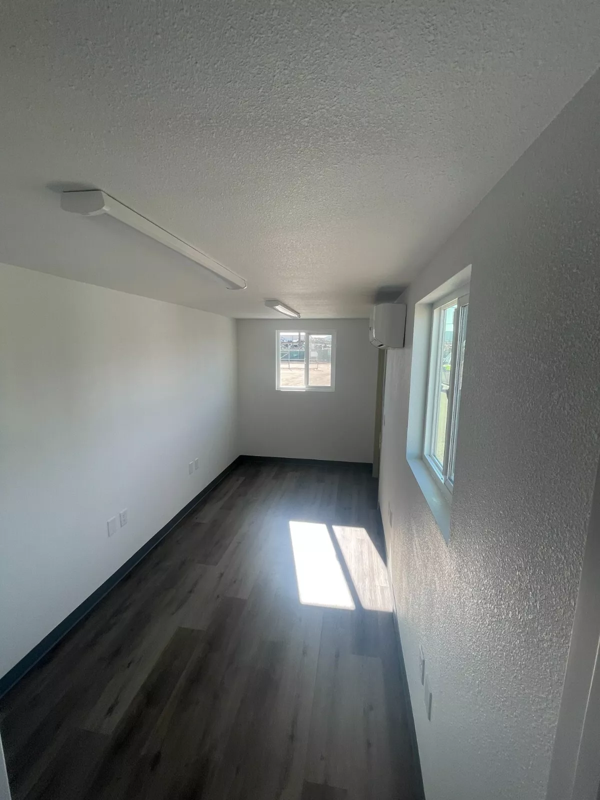 20-foot-office-in-refurbished-shipping-container24.webp