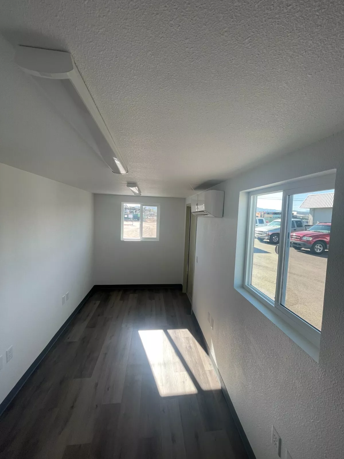 20-foot-office-in-refurbished-shipping-container25.webp