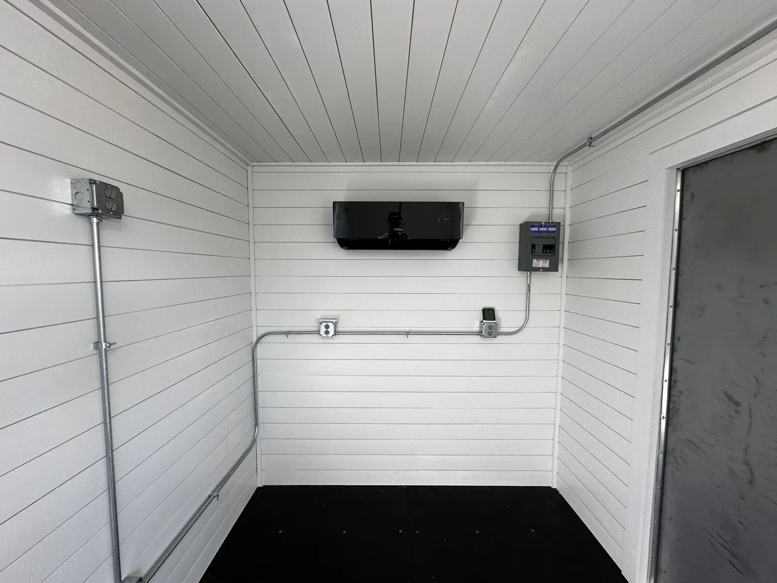20-ft-20-Slate-Gray-Shiplap-120V-Shipping-Container-Office-Minisplit6.webp