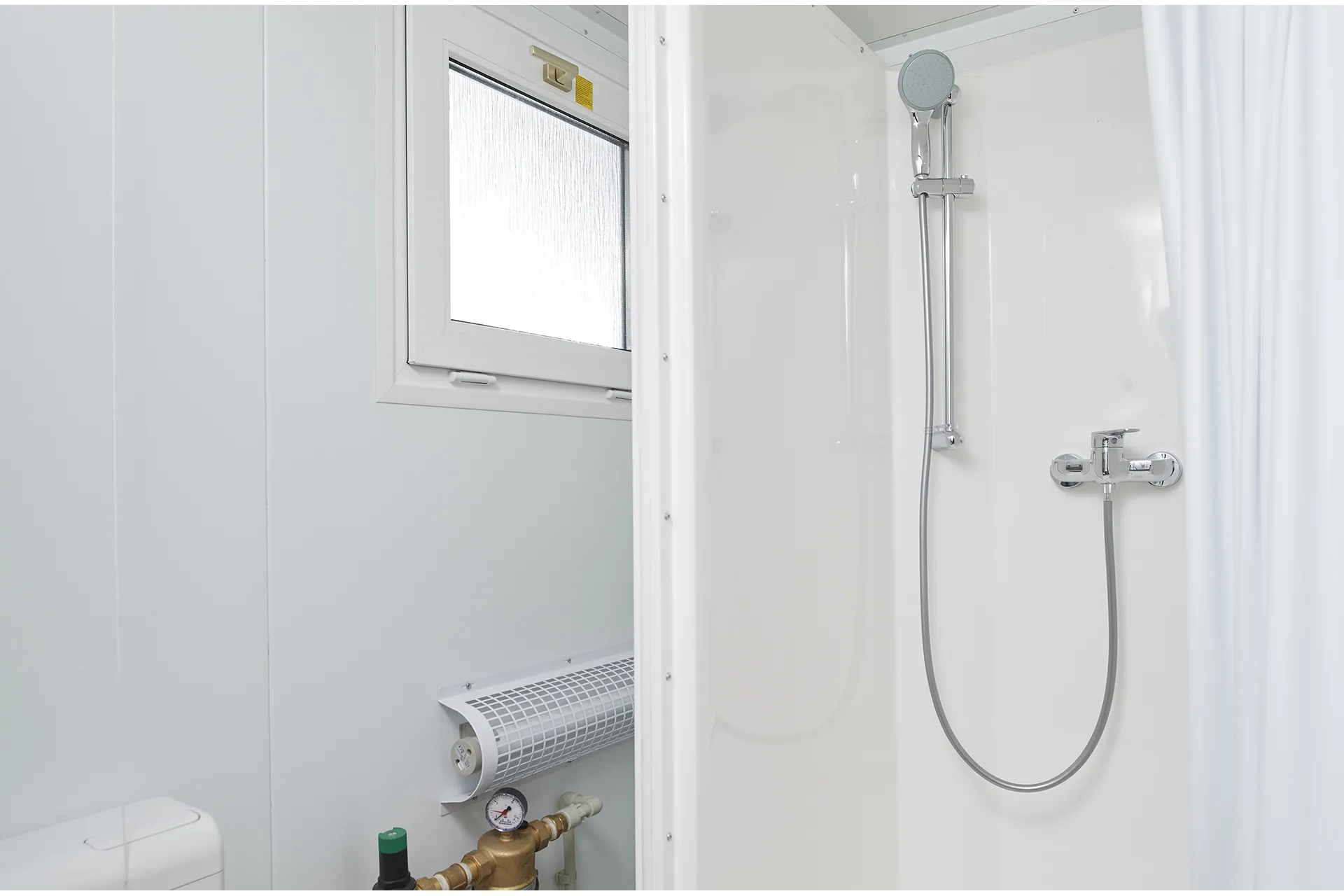 8Ft-x-5Ft-Mains-Toilet-Shower3.webp